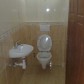 WC burkolás - 2 színű kerámia kőből, díszcsíkkal és elszórtan mintákkal 